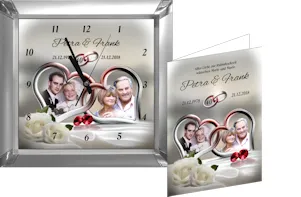 Eine Geschenkuhr zur Silberhochzeit mit eckigem Uhrrahmen, silbernen verschlungenen Herzen und darin die persönlichen Fotos der Eheleute