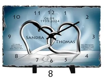 Diese rechteckige Schieferuhr ist nicht nur ein praktisches Zeitmessgerät, sondern auch ein Symbol für 25 Jahre gemeinsame Zeit. Die eleganten, ineinander verschlungenen Herzen stehen für die untrennbare Verbindung des Paares. Die individuell gestalteten