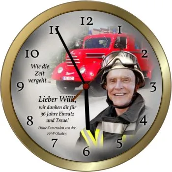 Uhr zum Jubiläum eines Feuerwehrkameraden, im HIntergrund altes Einsatzfahrzeug, im Vordergrund ein aktuelles Bild des Feuerwehrmanns in Uniform